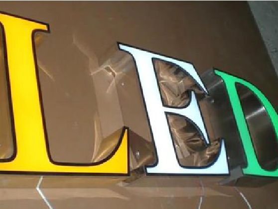淅川介绍LED招牌的基础知识。